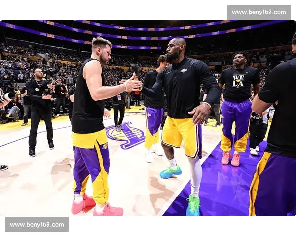 湖人对决热火微直播全程直击巨星碰撞焦点之夜东西部豪强巅峰较量篮球盛宴